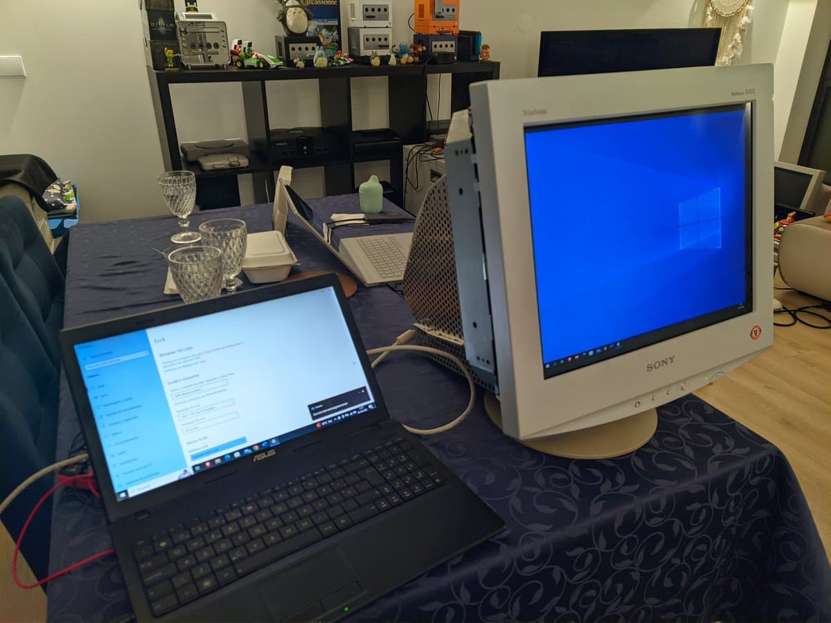 Sony CPD-G420 CRT displaying blue screen next to laptop running WinDAS calibration software during G2 voltage repair.