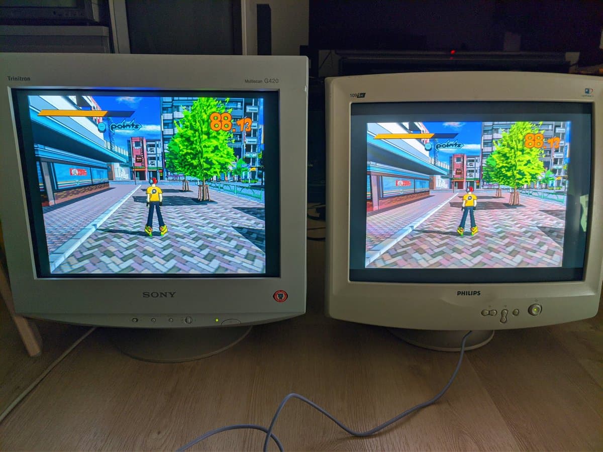 Two CRT displays side-by-side showing identical Jet Set Radio gameplay scene comparing aperture grille (Sony) versus shadow mask (Philips 109S4) technology.