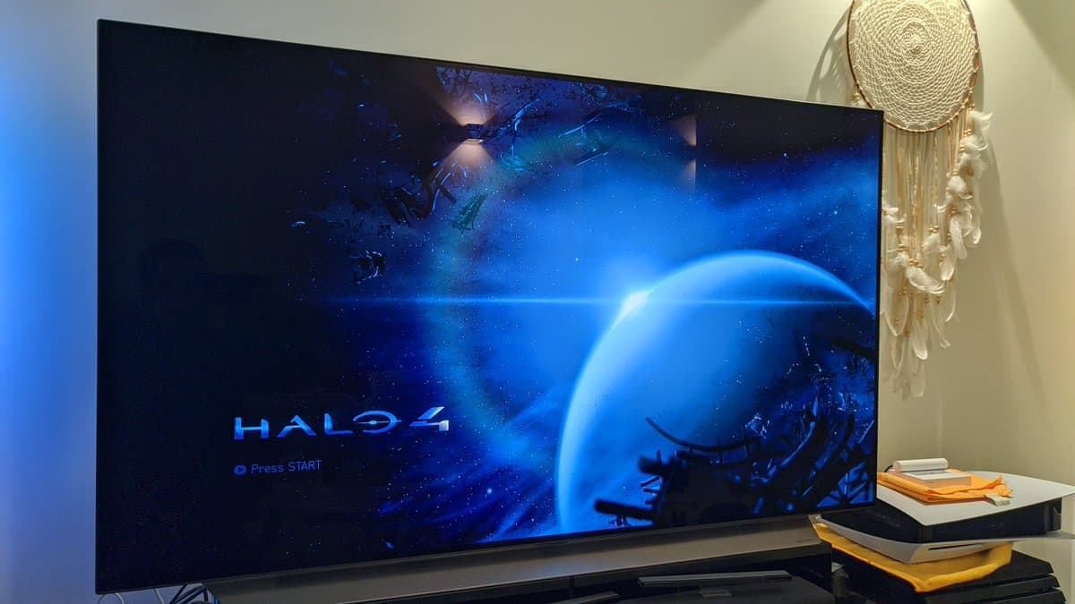 Xbox 360 with new laser installed, displaying Halo 4 startup screen after successful disc read test following cleaning and thermal paste replacement.